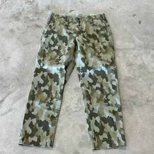 GAP Woman’s Camo Straight Khaki High Rise pants size 6 outdoor hiking country